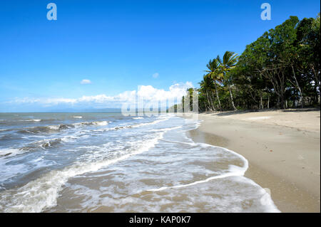 Plage de sable déserte exotiques, Newell Beach, Far North Queensland, Queensland, Australie, FNQ Banque D'Images