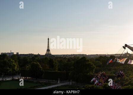 Vue sur la tour Eiffel à partir de la grande roue . Banque D'Images