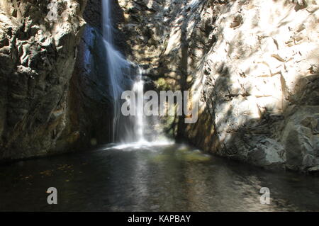 Au niveau de la cascade arc-en-millomeris, dans les montagnes à Chypre Banque D'Images