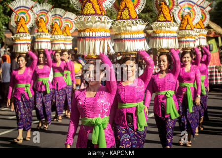 Rue de bali procession lors de l'assemblée annuelle de l'événement culturel des arts festival des arts de bali 2017 où un défilé de rue colorés a lieu le jour de l'ouverture Banque D'Images