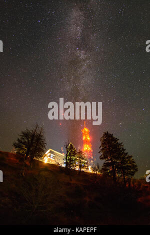 Voie Lactée sur Cozia montagnes en Roumanie Banque D'Images