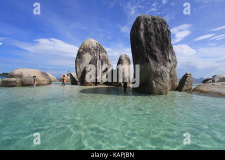 Batu Berlayar Belitung Island : plage unique avec de belles pierres de granite en Bangka Belitung Province Banque D'Images