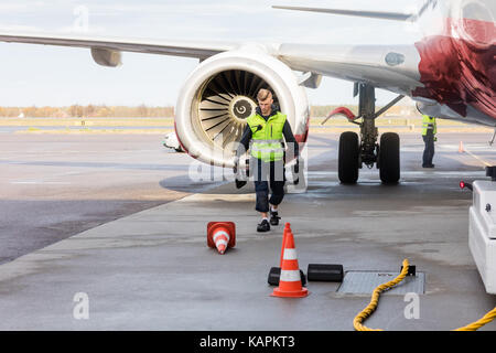 Des cales de transport des travailleurs par avion sur piste mouillée Banque D'Images