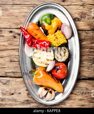 Légumes grillés sur une plaque de métal à la mode Banque D'Images
