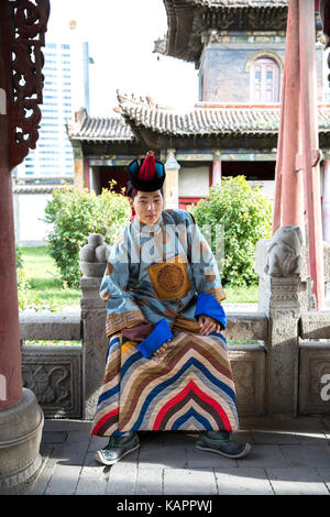 L'homme de Mongolie au 13ème siècle style clothing près d'un temple à Ulaanbaatar Banque D'Images