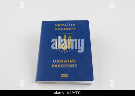 Passeport ukrainien isolé sur fond blanc Banque D'Images