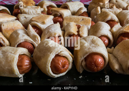 Des mini-saucisses hot-dogs (pâte) sur le plateau Banque D'Images