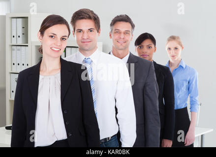 Portrait de certains collègues d'affaires, hommes et femmes se tenant ensemble in office Banque D'Images