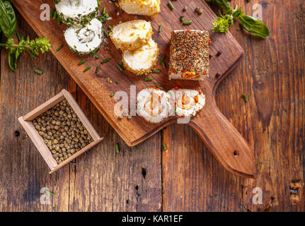 Vue de dessus de fromages épicée sur planche à découper en bois Banque D'Images