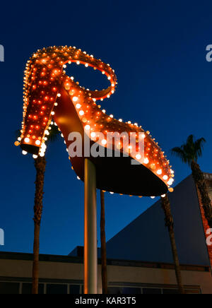 Neon Light Woman's High Heel Shoe dans le district de Fremont Banque D'Images