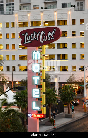 Une enseigne au néon vintage pour la 'Lucky' Motel Cuss sur Las Vegas Boulevard, centre-ville de Las Vegas. Banque D'Images
