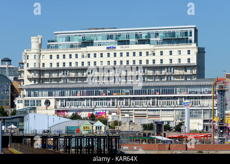 The Palace Hotel Park Inn by Radisson Palace, Southend-on-Sea, Essex. Southend Seafront, Adventure Island et Southend Pier Huts Banque D'Images