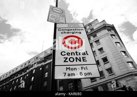 Signe de la zone de péage urbain, mis en 2003 afin de réduire la congestion dans le centre de Londres, le prix standard est de €11,50 pour chaque jour du lundi au vendredi seulement. Banque D'Images