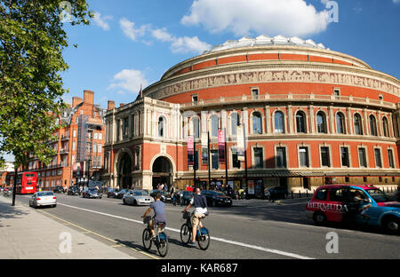 Les touristes en vélo de location en passant par le Royal Albert Hall de Londres. système de partage de vélos lancé avec 6000 vélos sur 2010 pour aider à atténuer la congestion routière Banque D'Images