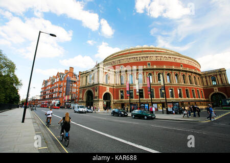 Les touristes en vélo de location en passant par le Royal Albert Hall de Londres. système de partage de vélos lancé avec 6000 vélos sur 2010 pour aider à atténuer la congestion routière Banque D'Images