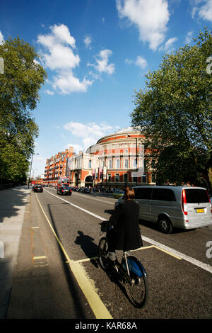 Les touristes en vélo de location en passant par le Royal Albert Hall de Londres. système de partage de vélos lancé avec 6000 vélos sur 2010 pour aider à atténuer la congestion routière Banque D'Images