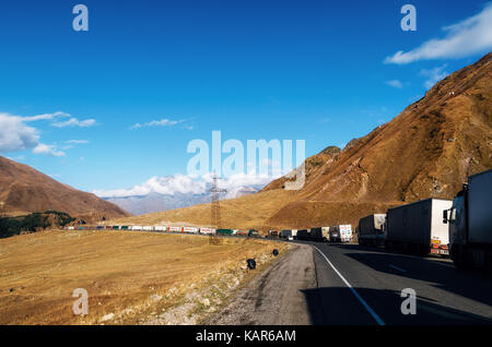 Stepantsminda, Géorgie - 10 octobre 2016 : ligne de camions jusqu'à 20 km d'attente permanente à la Géorgie et la Russie. à la frontière de la route militaire géorgienne Banque D'Images