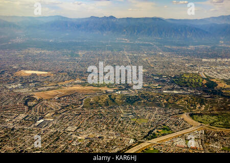 Vue aérienne de Monterey park, Pomona, vue depuis la fenêtre siège dans un avion, en Californie, États-Unis. Banque D'Images