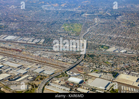 Vue aérienne de Monterey park, Pomona, vue depuis la fenêtre siège dans un avion, en Californie, États-Unis. Banque D'Images