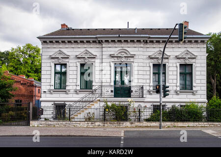 Berlin Wittenau,.Belle maison traditionnelle avec fenêtres à pignon et entrée dans la vieille ville de décoration Banque D'Images