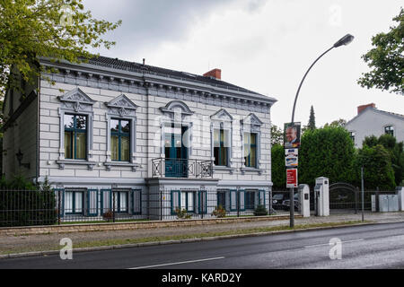 Berlin Wittenau,.Belle maison traditionnelle avec fenêtres à pignon et entrée dans la vieille ville de décoration Banque D'Images