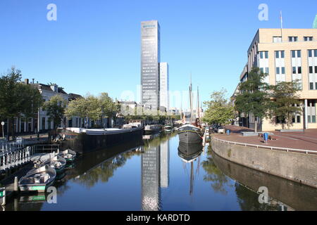 Toits de Leeuwarden, Frise, Pays-Bas avec Achmeatoren . Vu de Willemskade canal à Wirdumer Poortsbrug Banque D'Images