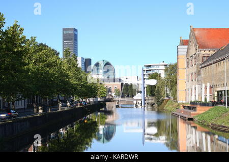 Skyline de Leeuwarden, Pays-Bas avec Achmeatoren Blokhuispoort gratte-ciel et à droite, l'ancien complexe carcéral. Vu de Emmakade canal. Banque D'Images