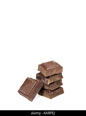 Close-up d'empiler les cubes de chocolat isolé sur fond blanc Banque D'Images