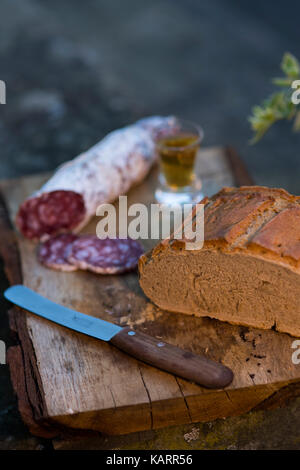 Salami avec du pain Banque D'Images