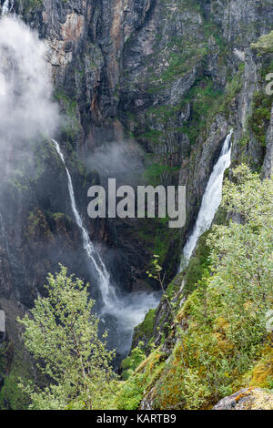 Voringfossen cascade en Norvège vu de la rue aux beaux jours Banque D'Images