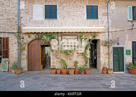 Alcudia, Majorque, Espagne - 15 décembre 2016 : entrée de restaurante sa caseta de plantes dans la vieille ville sur une journée dans le 15 décembre 2016 à Alcudia, Banque D'Images