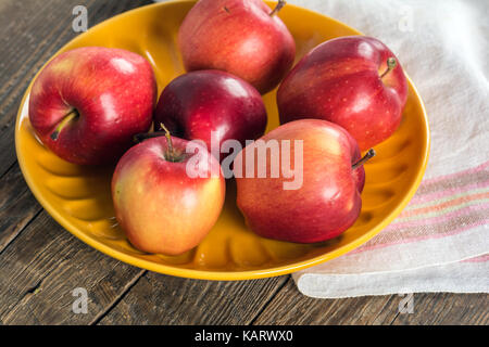 Pommes rouges bien mûrs sur la plaque Banque D'Images