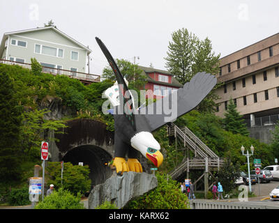 Statue de pygargues à tête blanche 'ailes' tonnant par Nathan Jackson, Ketchikan, Alaska, USA. Banque D'Images