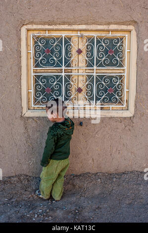 Portrait d'un garçon dans le village de Merzouga, Maroc Banque D'Images