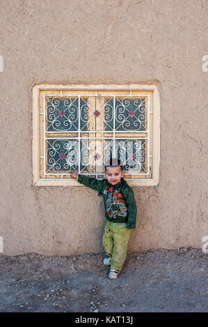 Portrait d'un garçon dans le village de Merzouga, Maroc Banque D'Images