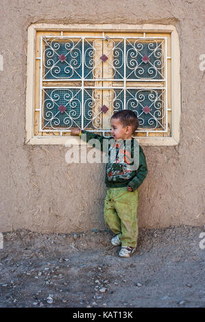 Portrait d'un garçon dans le village de Merzouga, Maroc Banque D'Images