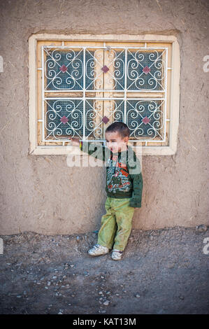 Portrait d'un garçon dans le village de Merzouga, Maroc Banque D'Images