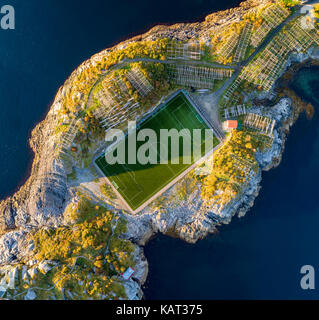 Terrain de football de Henningsvær à partir de ci-dessus. Henningsvær est un village de pêcheurs situé sur plusieurs petites îles dans l'archipel des Lofoten en Norvège Banque D'Images