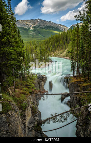 La sunwapta falls dans le parc national de Jasper, Canada. l'eau provient du glacier Athabasca. longue exposition. Banque D'Images