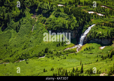 Belle vue sur les chutes d'eau le long de la route allant vers le soleil dans le Glacier National Park, Montana Banque D'Images