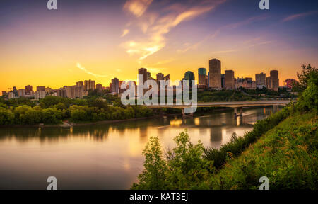 Coucher du soleil au-dessus du centre-ville d'edmonton, James macdonald pont et la rivière Saskatchewan, Alberta, Canada. longue exposition. Banque D'Images