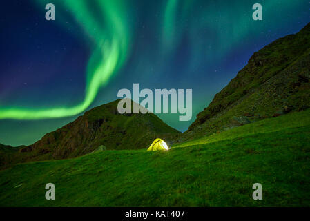 Allumé tente dans les îles Lofoten en Norvège avec le northern lights (aurore boréale) Frais généraux Banque D'Images