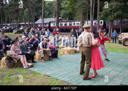 Style de danse des années 40 à holt station sur la North Norfolk du chemin de fer ligne de pavot au Royaume-Uni. Banque D'Images