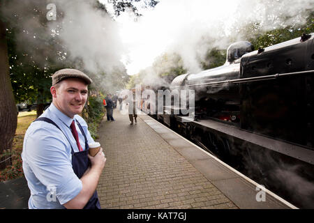 North Norfolk ingénieur des chemins de fer prend une pause à holt sation sur la ligne de pavot au cours d'un festival de 1940. Banque D'Images