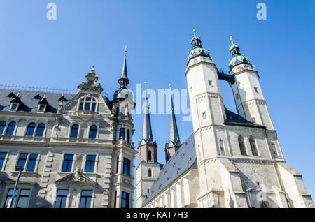 Saale, église du marché et vieille maison, Sachsen-Anhalt, Allemagne. Banque D'Images