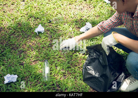 Asian man ramasser des déchets ménagers en plastique park Banque D'Images