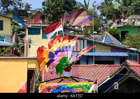 Les toits colorés et des drapeaux arc-en-ciel dans le village de Semerang, Indonésie Banque D'Images