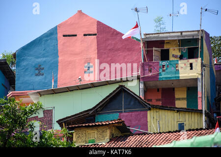 Les toits et les murs colorés des maisons à l'arc en ciel village de Semerang, Indonésie Banque D'Images