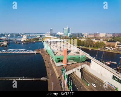 Amsterdam, Pays-Bas - 24 septembre 2017 : quelques touristes sont posés sur le toit de Nemo Science Museum, vue d'en haut Banque D'Images