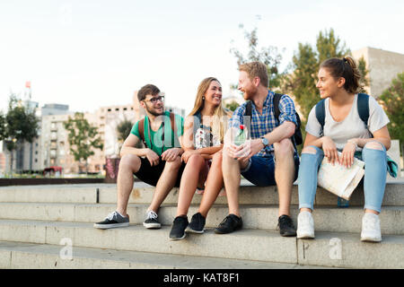 De jeunes étudiants d'être heureux au campus escaliers Banque D'Images